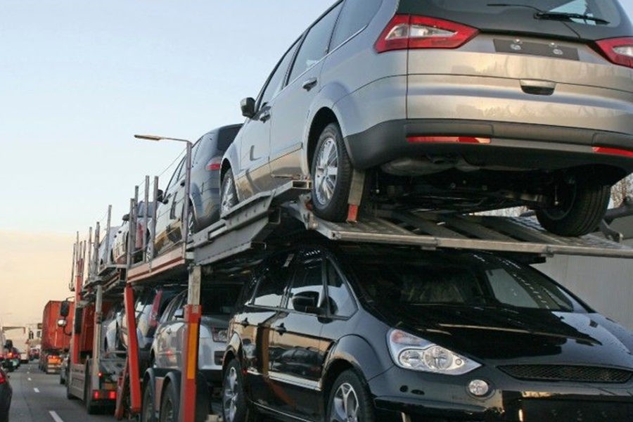 Zakup samochodu spoza UE jako środek trwały a towar